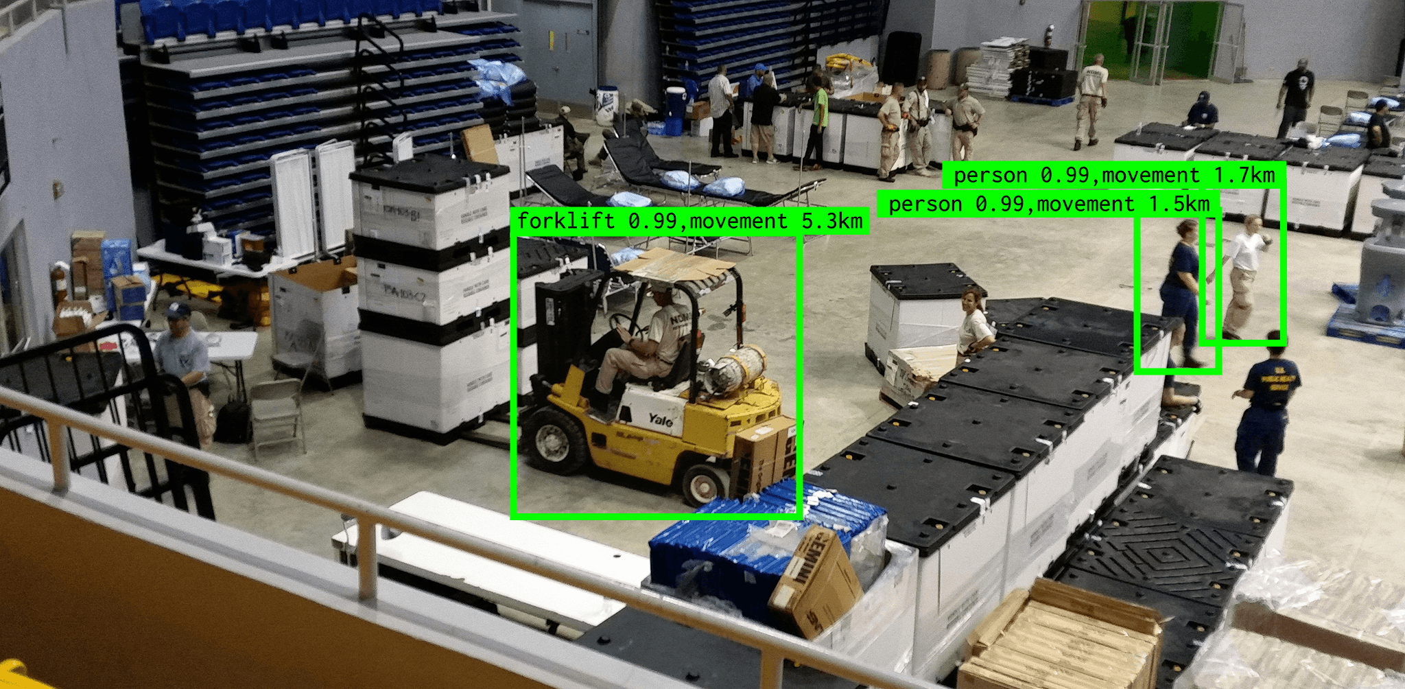 공장 CCTV가 작업자와 지게차를 검출하는 화면